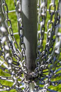 Close-up of the chains on a disc golf basket Stock-Fotos