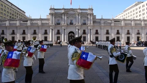 Close Up of the Changing of the Guard at La Moneda Palace in Santiago, Chile Vídeos de archivo 127676692