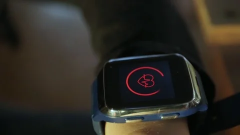 Close-up on checking heart rate on smartwatch. Vídeo Stock 105096694