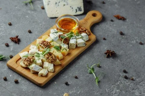Close-up of a cheese plate. 4 types of cheese, soft white brie cheese, camemb Foto stock