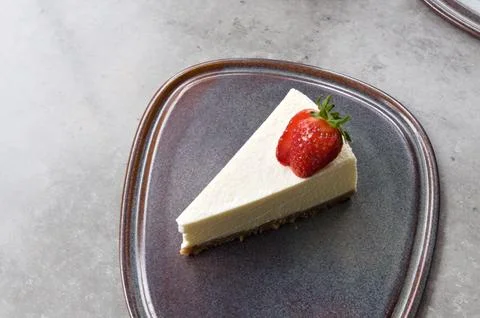 Close up cheesecake with strawberry on grey table. top view Foto stock