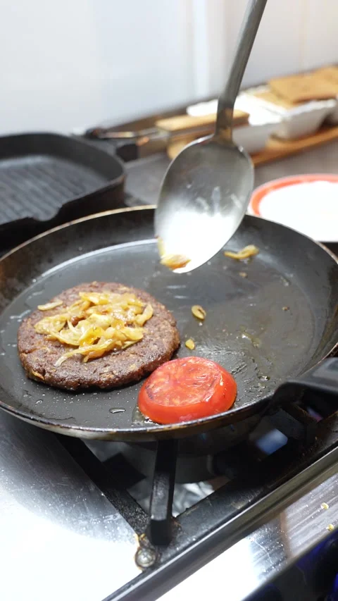 Close-up of chef cooking plant-based patty with spatula for vegan burger Vidéo 340368605