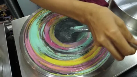 Close-Up of Chef Creating Colorful Rainbow Crepe on Hot Griddle Vídeos de archivo 345658010