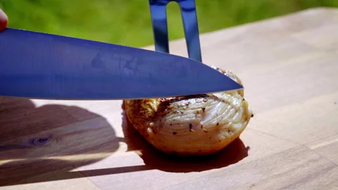 Close-up, A chef cuts fried chicken fillet into slices on a wooden kitchen board Stock-Footage 315269647