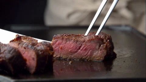 Close up of a chef cutting fatty beef with a knife, food close up zoom in 库存影片 336581520