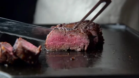 Close up of a chef cutting fatty beef with a knife, food close up zoom in 库存影片 336581524