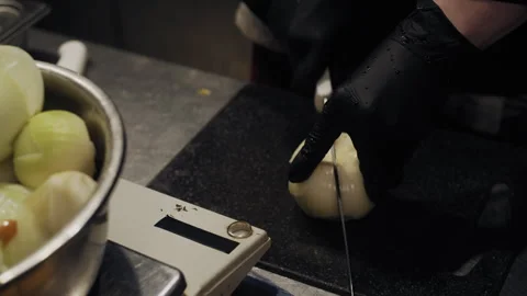 Close-Up of Chef Cutting Onion on Cutting Board Vidéo 307088931