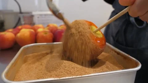 Close-up of a Chef Dusting a Glossy Candy Apple with Cinnamon Sugar Vídeos de archivo 345292773