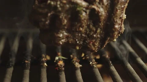 Close-up of a chef flipping a steak on the grill. Vídeos de archivo 236538330