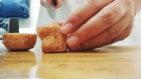 Close up chef hand cooping fried tofu Vídeos de archivo 341366848