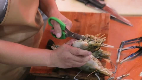 Close-up of Chef Hands Cleaning and Cutting Fresh Crab with Kitchen Scissors on Vídeos de archivo 344217083