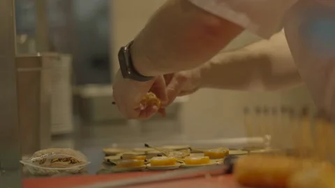 Close-up chef placing food on small saucers Vídeos de archivo 336173791