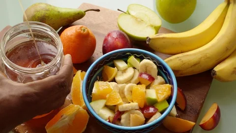 Close up chef preparing delicious fresh fruit salad in kitchen - 8 sec Vidéo 128991552