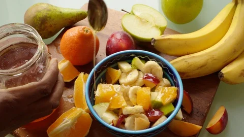 Close up chef preparing delicious fresh fruit salad in kitchen -8s Vidéo 128991567