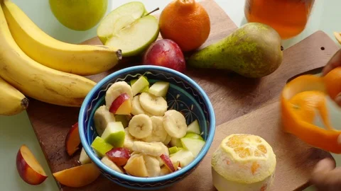 Close up of chef preparing delicious fresh fruit salad at home - 8 sec Vidéo 128991614