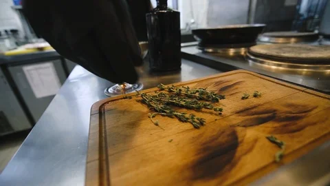 Close up chef throwing greens in a roasted pan at the restaurant kitchen 库存影片 105271931