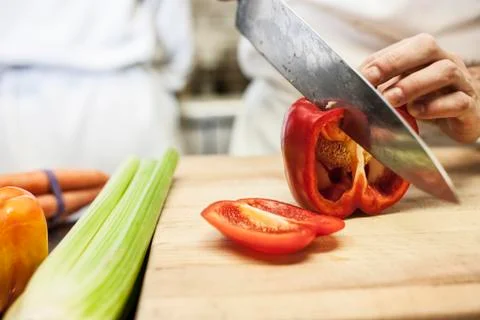 Close-up of a chef using a knife to chop vegetables. Foto stock