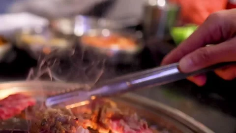 Close Up of Chef Using Tongs to Grill Meat Over Fire 库存影片 329204465