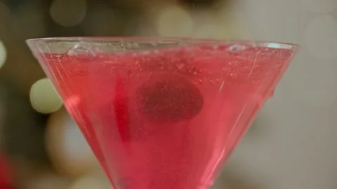 Close up of cherries dropping into holiday drink, christmas season 库存影片 220756165