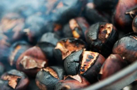 Close-up of chestnuts roasting in a pan Foto stock