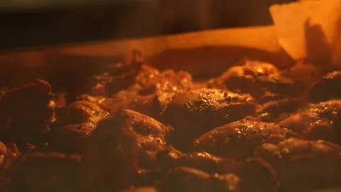 Close-up of chicken thighs with crispy skin being cooked in the oven. The murmur Vidéo 342396915