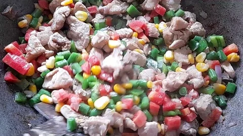 Close up chicken vegetables frying Stock Footage 171872911