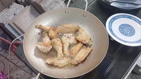 Close Up of Chicken Wings Deep Frying in Bubbling Oil Stock-Footage 337781372