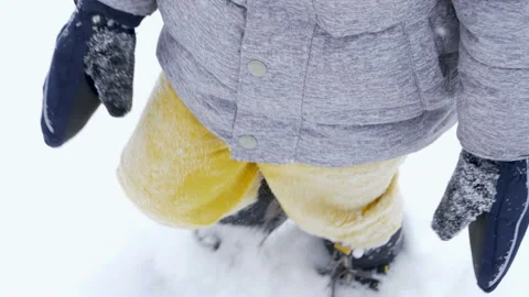 Close-up of child feet walking in the snow Vidéo 101569830