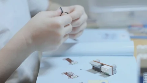 Close up on child hands playing with constructor, making building out of blocks Vídeos de archivo 119284989