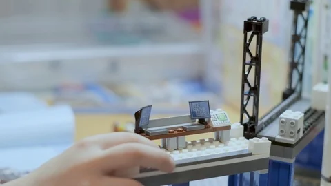 Close up on child hands playing with constructor, making building out of blocks Vídeos de archivo 119285094