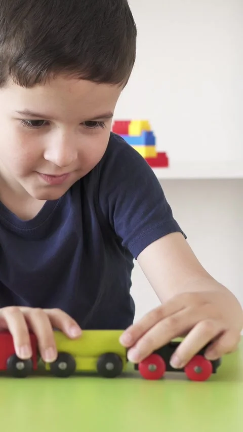 Close-up of child hands playing 库存影片 334716464