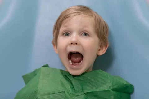 Close-up, child man opened his mouth and waits for dental treatment at dentis Fotos de archivo
