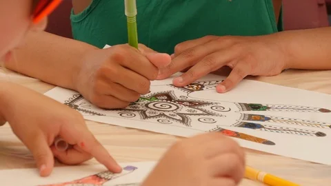 Close up of a child's hand as they draw with a felt tip pen 库存影片 112003604