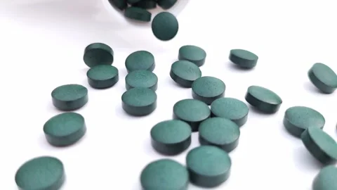 Close up chlorophyll spirulina tablet in slow motion falling, healthy detox supl Vidéo 241224508