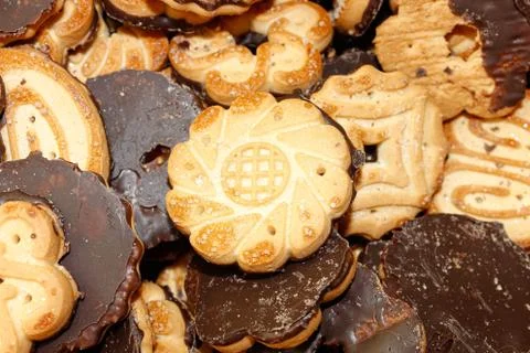 A close-up of a chocolate-covered shortbread that is piled haphazardly. Foto stock