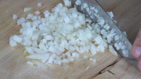 Close up chopping the onion to be in small pieces Stock-Footage 136351918
