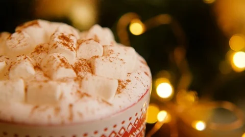 Close-up of a Christmas mug of coffee with marshmallows with cinnamon Vídeos de archivo 116759749