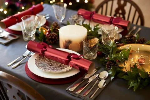 Close up of Christmas table setting with Christmas crackers arranged on plate Fotos de archivo