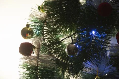 Close-up on the Christmas tree with neutral background. Brazilian Christmas.  库存照片