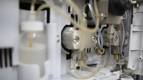 Close up from a chromatography pump used for trace level determination of chemic Vídeos de archivo 254600528