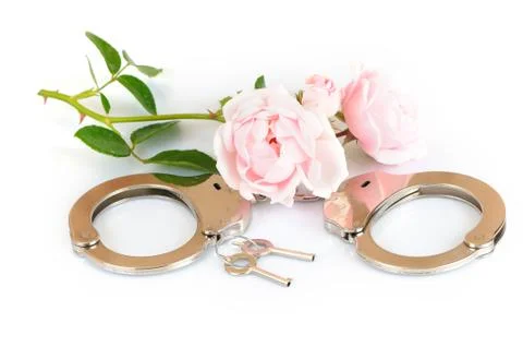 Close-up chrome handcuffs and keys Foto stock