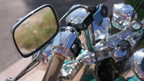 Close-up of a chrome mirror and handlebar on a vintage motorcycle, Stockbeeldmateriaal 344822800