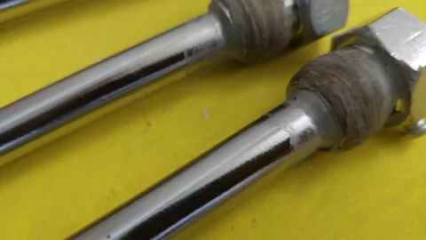 Close-up of chrome plumbing extension pipes with plumbing flax sealing paste on 库存影片 336508573