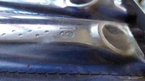 Close-up of chrome spanner wrenches labeled with numbers in a pouch Vídeos de archivo 336460636