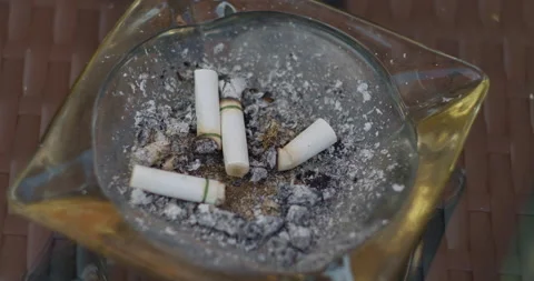 Close Up of Cigarette butts in ashtray, outside 库存影片 157025550