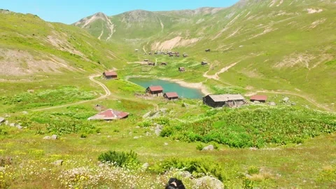 Close up cinematic back view caucasian woman hiker standing by Shuamta lake t Vidéo 204918299