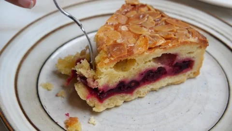 Close up cinematic footage of fork taking piece of cherry pie with almond f.. Vídeos de archivo 332258972
