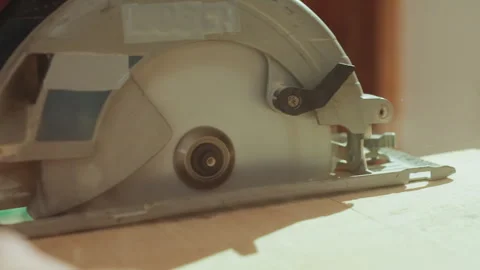 Close up of circular saw blade cutting wood emphasizing tool details and motion Vídeo Stock 347103853
