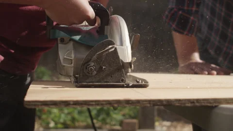 Close-up on a circular saw cutting a piece of wood in slow motion 스톡 동영상 132540732
