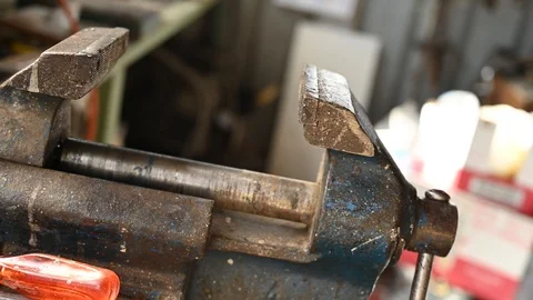 Close the clamp vise with a finger Vídeos de archivo 105131004